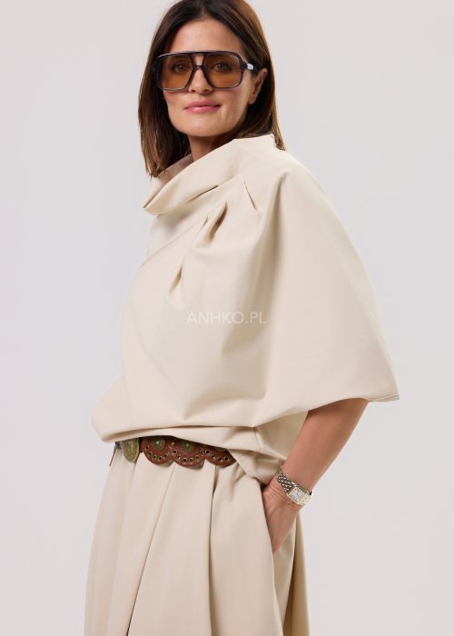 Beżowa damska bluzka o luźnym kroju z krótkim rękawem, szerokim dekoltem typu woda i dekoracyjnymi zakładkami z przodu.