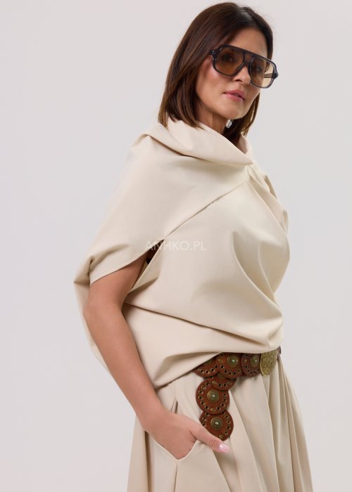 Beżowa damska bluzka o luźnym kroju z krótkim rękawem, szerokim dekoltem typu woda i dekoracyjnymi zakładkami z przodu.
