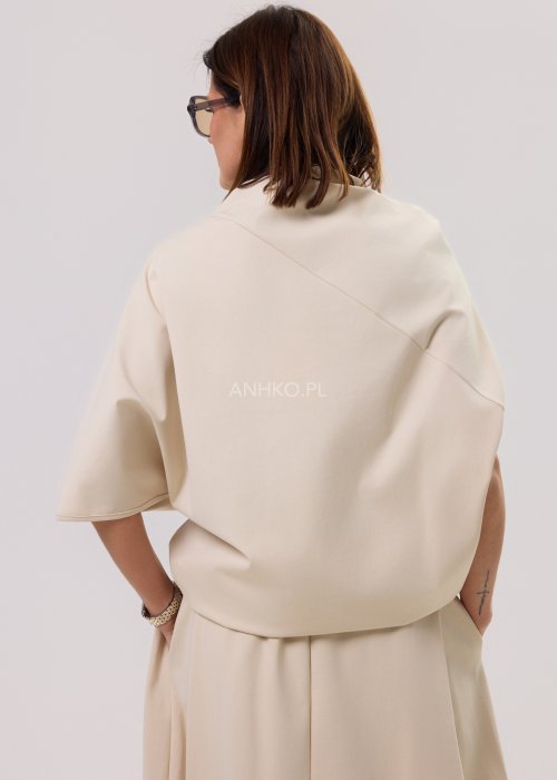 Beżowa damska bluzka o luźnym kroju z krótkim rękawem, szerokim dekoltem typu woda i dekoracyjnymi zakładkami z przodu.