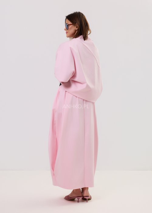 Różowa spódnica maxi o luźnym, nowoczesnym kroju z elastyczną gumką w pasie i miękko układającą się tkaniną, prezentowana na modelce w minimalistycznej stylizacji.