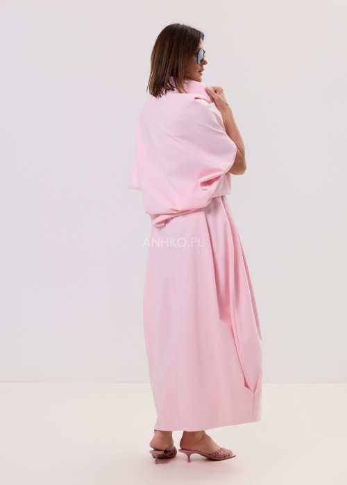 Różowa bluzka damska o nowoczesnym, minimalistycznym kroju z szerokim, drapowanym kołnierzem i luźnym fasonem, prezentowana na modelce w eleganckiej stylizacji.