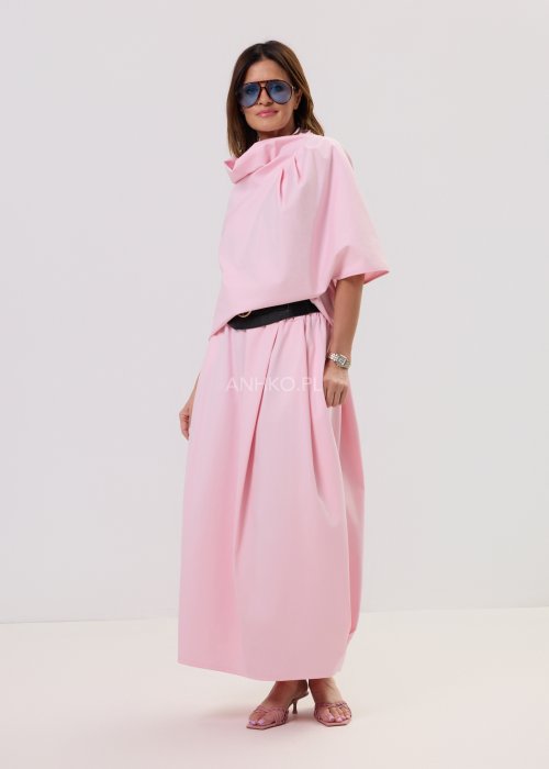 Różowa bluzka damska o nowoczesnym, minimalistycznym kroju z szerokim, drapowanym kołnierzem i luźnym fasonem, prezentowana na modelce w eleganckiej stylizacji.