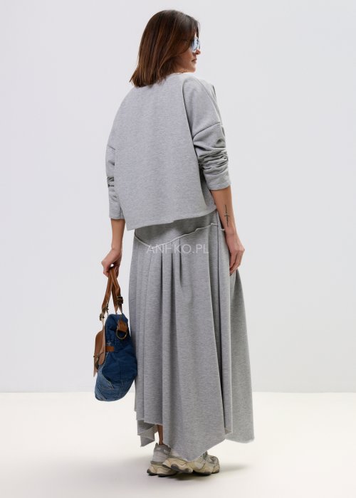 Szara damska bluza oversize z długim rękawem i zaokrąglonym dekoltem z dekoracyjną wstawką z denimu na przodzie.