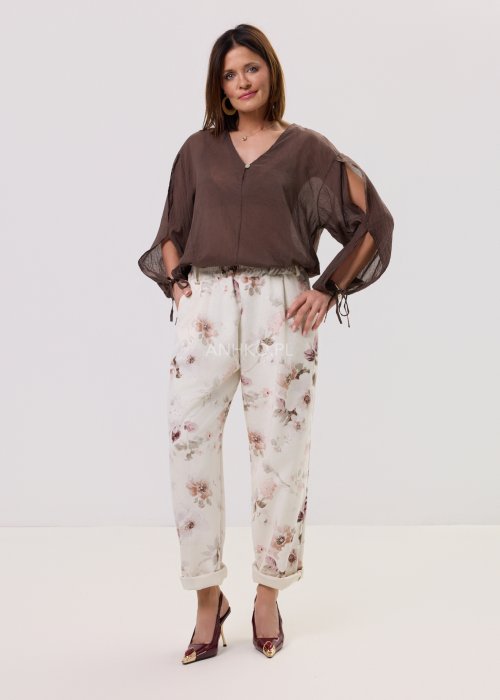 Brązowa, lekka bluzka damska z półprzezroczystej tkaniny, z dekoltem w serek, zapinana na guzik, z długimi rękawami zakończonymi wiązaniem.