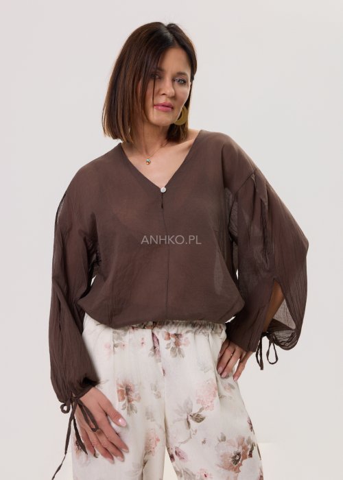 Brązowa, lekka bluzka damska z półprzezroczystej tkaniny, z dekoltem w serek, zapinana na guzik, z długimi rękawami zakończonymi wiązaniem.