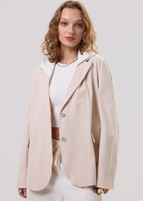 Beżowa marynarka damska z kapturem, zapinana na guziki, o luźnym kroju z kieszeniami, prezentowana w minimalistycznej stylizacji.