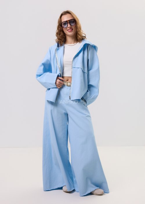 Niebieska kurtka damska z kapturem zapinana na zamek, o luźnym kroju z długim rękawem, prezentowana w stylizacji casual.