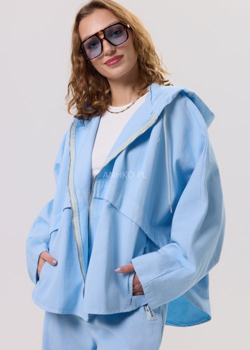 Niebieska kurtka damska z kapturem zapinana na zamek, o luźnym kroju z długim rękawem, prezentowana w stylizacji casual.