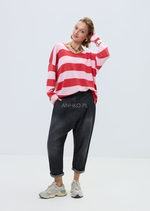 Sweter damski w szerokie pasy w odcieniach różu i koralu. Model o luźnym kroju z dekoltem w serek i długim rękawem, wykonany z lekkiej, przyjemnej dzianiny.