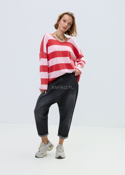 Sweter damski w szerokie pasy w odcieniach różu i koralu. Model o luźnym kroju z dekoltem w serek i długim rękawem, wykonany z lekkiej, przyjemnej dzianiny.