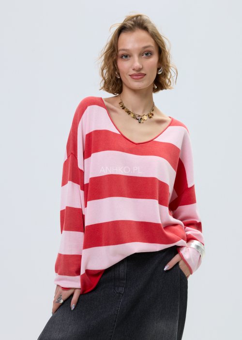 Sweter damski w szerokie pasy w odcieniach różu i koralu. Model o luźnym kroju z dekoltem w serek i długim rękawem, wykonany z lekkiej, przyjemnej dzianiny.