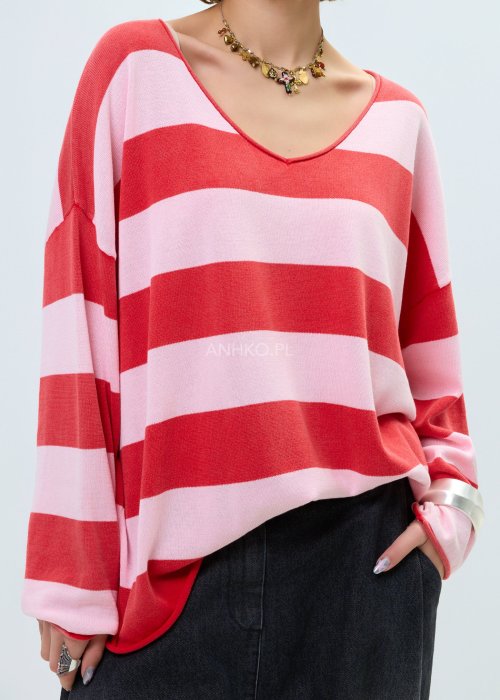 Sweter damski w szerokie pasy w odcieniach różu i koralu. Model o luźnym kroju z dekoltem w serek i długim rękawem, wykonany z lekkiej, przyjemnej dzianiny.