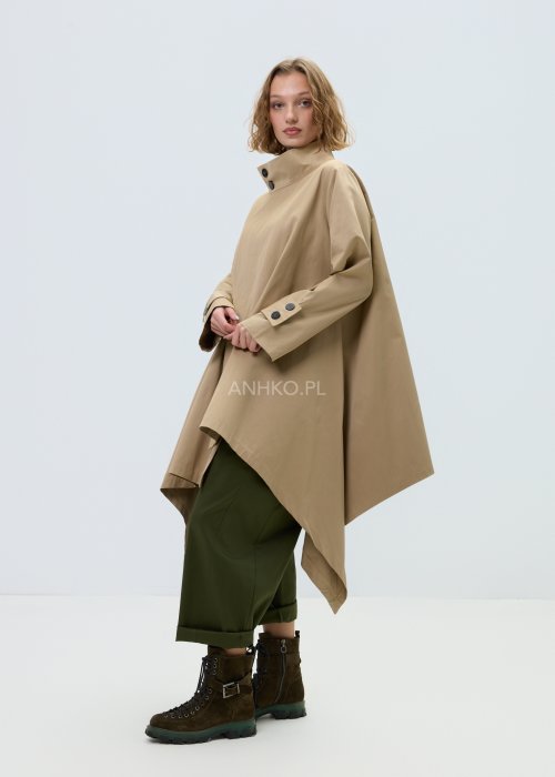 Beżowy płaszcz damski o luźnym, asymetrycznym kroju z wysokim kołnierzem. Model zapinany na zamek, z dekoracyjnymi guzikami przy kołnierzu i mankietach.
