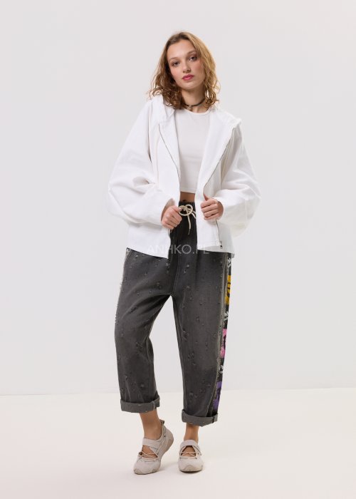 Damska biała bluza oversize z kapturem zapinana na zamek, duże kieszenie z przodu i nadruk z gwiazdą na plecach – casualowa stylizacja z jeansami.