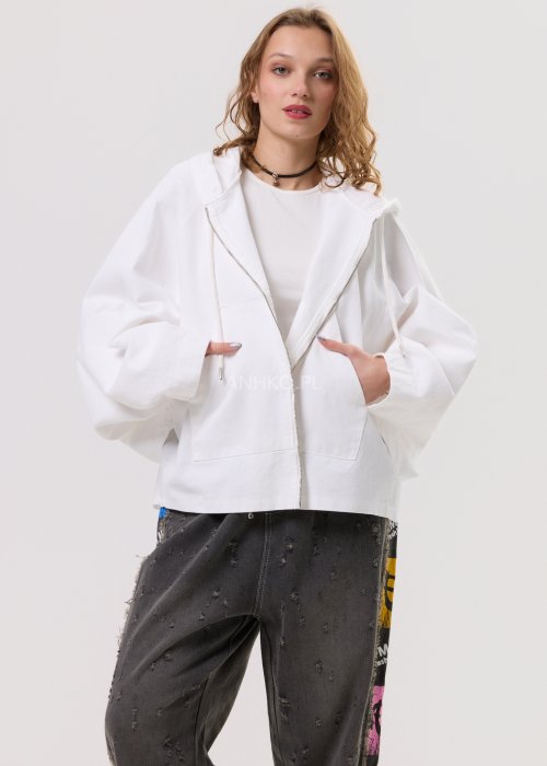 Damska biała bluza oversize z kapturem zapinana na zamek, duże kieszenie z przodu i nadruk z gwiazdą na plecach – casualowa stylizacja z jeansami.