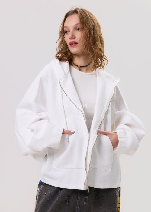 Damska biała bluza oversize z kapturem zapinana na zamek, duże kieszenie z przodu i nadruk z gwiazdą na plecach – casualowa stylizacja z jeansami.
