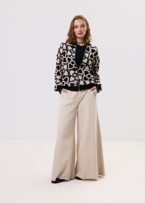 Czarno-beżowa bluza damska typu bomberka z ażurowym kwiatowym wzorem, zapinana na zamek, o krótkim kroju.