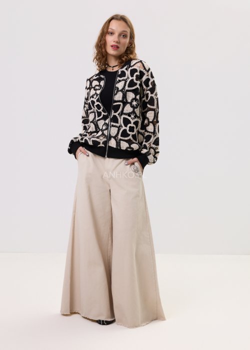 Czarno-beżowa bluza damska typu bomberka z ażurowym kwiatowym wzorem, zapinana na zamek, o krótkim kroju.