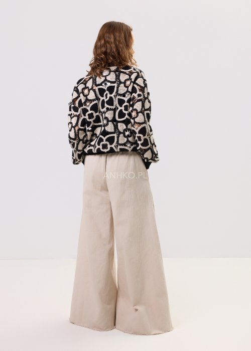 Czarno-beżowa bluza damska typu bomberka z ażurowym kwiatowym wzorem, zapinana na zamek, o krótkim kroju.
