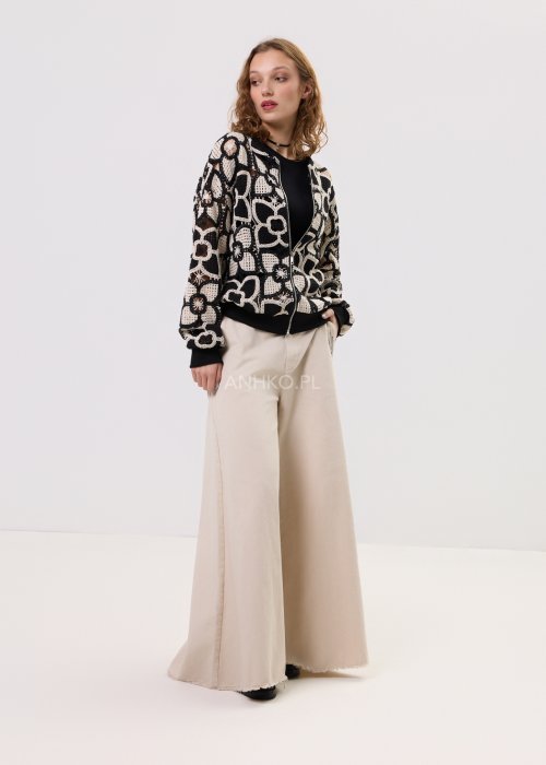 Czarno-beżowa bluza damska typu bomberka z ażurowym kwiatowym wzorem, zapinana na zamek, o krótkim kroju.