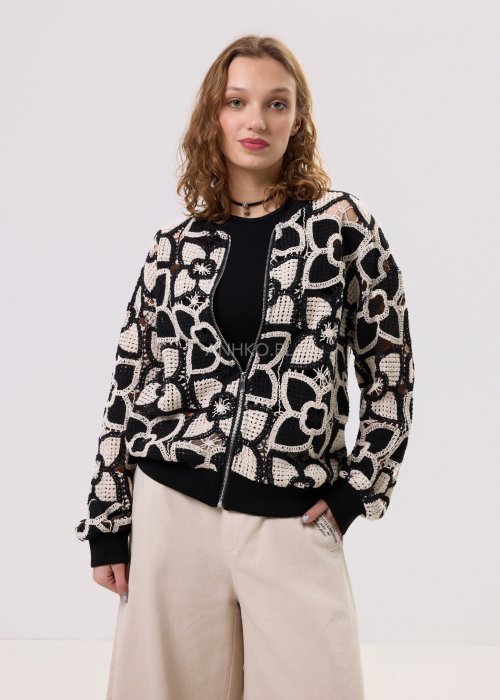 Czarno-beżowa bluza damska typu bomberka z ażurowym kwiatowym wzorem, zapinana na zamek, o krótkim kroju.