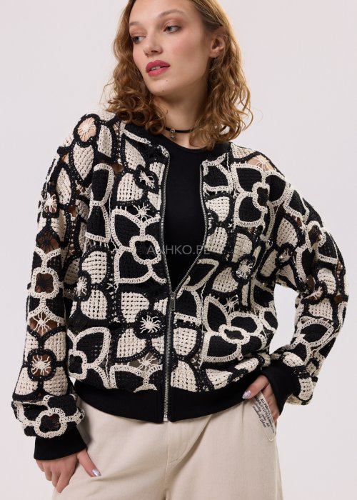 Czarno-beżowa bluza damska typu bomberka z ażurowym kwiatowym wzorem, zapinana na zamek, o krótkim kroju.