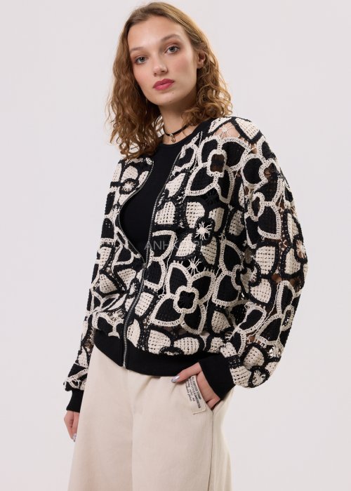 Czarno-beżowa bluza damska typu bomberka z ażurowym kwiatowym wzorem, zapinana na zamek, o krótkim kroju.