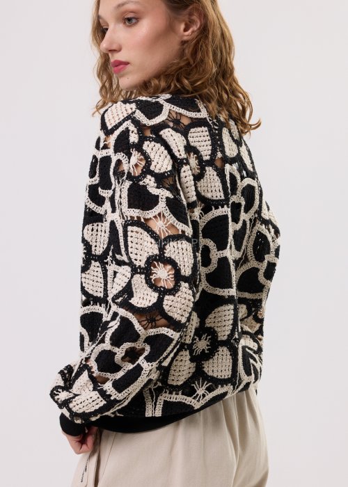 Czarno-beżowa bluza damska typu bomberka z ażurowym kwiatowym wzorem, zapinana na zamek, o krótkim kroju.