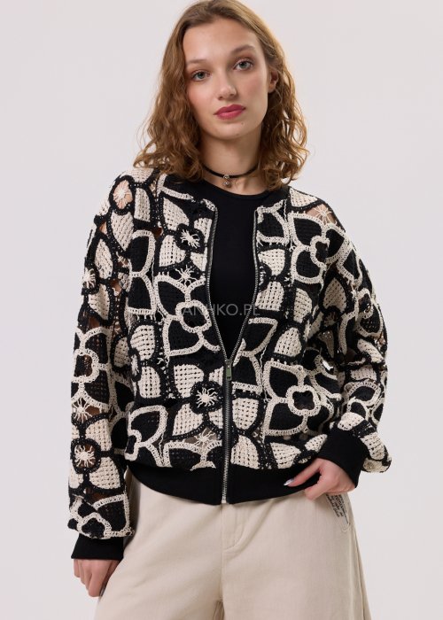 Czarno-beżowa bluza damska typu bomberka z ażurowym kwiatowym wzorem, zapinana na zamek, o krótkim kroju.