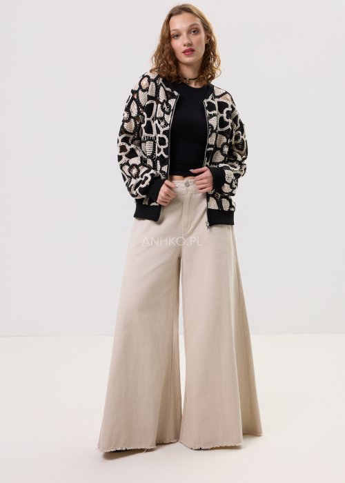 Czarno-beżowa bluza damska typu bomberka z ażurowym kwiatowym wzorem, zapinana na zamek, o krótkim kroju.