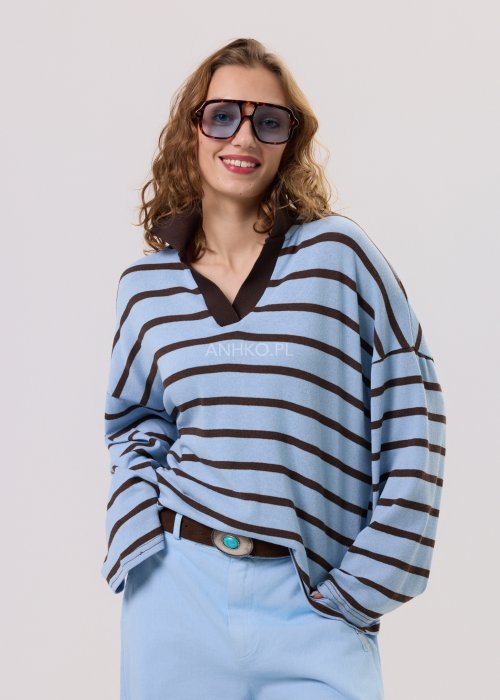 Niebieska bluzka damska w brązowe poziome paski z kołnierzykiem polo i luźnym krojem, prezentowana w stylizacji casual.