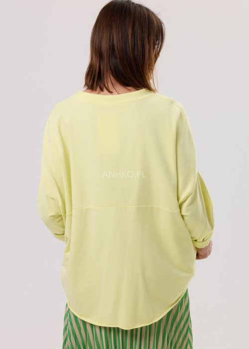Damska jasnożółta bluza oversize z długim rękawem i okrągłym dekoltem – luźny fason, widok z tyłu.