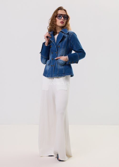 Niebieska kurtka jeansowa damska zapinana na guziki, z kołnierzem, kieszeniami i kontrastowymi przeszyciami, w klasycznym stylu denim.