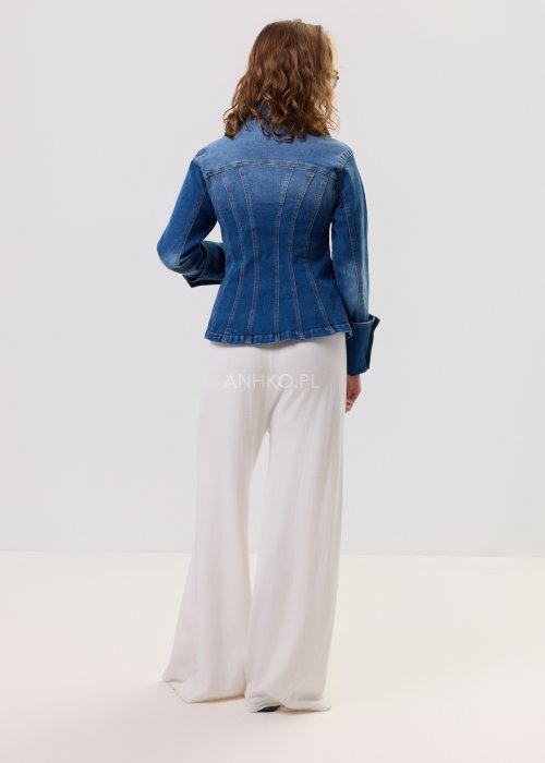 Niebieska kurtka jeansowa damska zapinana na guziki, z kołnierzem, kieszeniami i kontrastowymi przeszyciami, w klasycznym stylu denim.