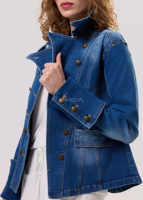 Niebieska kurtka jeansowa damska zapinana na guziki, z kołnierzem, kieszeniami i kontrastowymi przeszyciami, w klasycznym stylu denim.