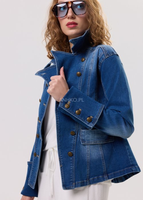 Niebieska kurtka jeansowa damska zapinana na guziki, z kołnierzem, kieszeniami i kontrastowymi przeszyciami, w klasycznym stylu denim.