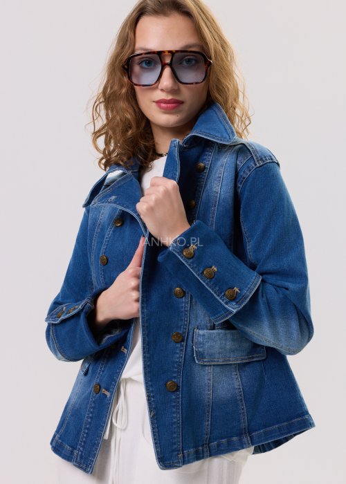 Niebieska kurtka jeansowa damska zapinana na guziki, z kołnierzem, kieszeniami i kontrastowymi przeszyciami, w klasycznym stylu denim.