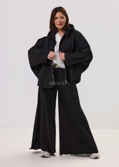 Czarna kurtka damska z kapturem zapinana na zamek, o luźnym kroju z szerokimi rękawami i kieszeniami, w stylu casual.