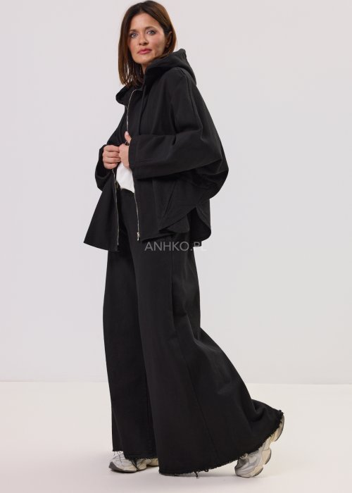 Czarna kurtka damska z kapturem zapinana na zamek, o luźnym kroju z szerokimi rękawami i kieszeniami, w stylu casual.