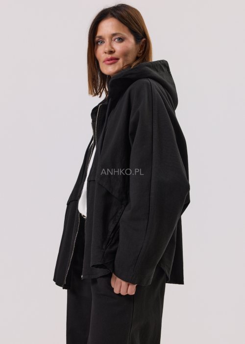 Czarna kurtka damska z kapturem zapinana na zamek, o luźnym kroju z szerokimi rękawami i kieszeniami, w stylu casual.