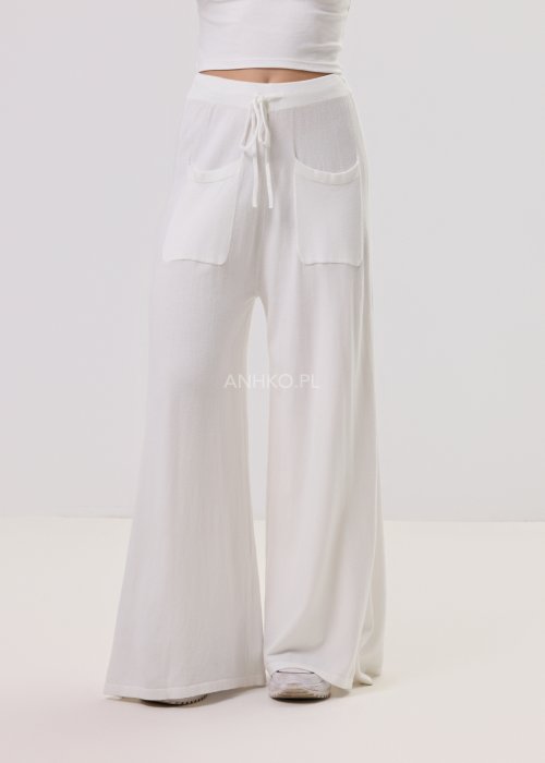 Białe, szerokie spodnie damskie z dzianiny z wysokim stanem, wiązaniem w pasie i kieszeniami z przodu – widok z przodu i z tyłu.