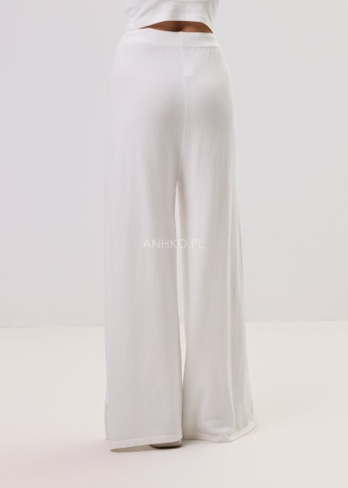 Białe, szerokie spodnie damskie z dzianiny z wysokim stanem, wiązaniem w pasie i kieszeniami z przodu – widok z przodu i z tyłu.