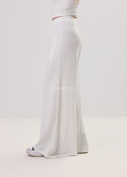 Białe, szerokie spodnie damskie z dzianiny z wysokim stanem, wiązaniem w pasie i kieszeniami z przodu – widok z przodu i z tyłu.