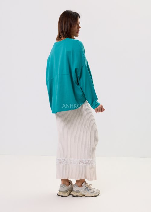 Damska turkusowa bluza oversize z długim rękawem i okrągłym dekoltem, naszywka z przodu