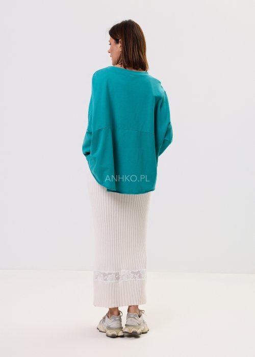 Damska turkusowa bluza oversize z długim rękawem i okrągłym dekoltem, naszywka z przodu