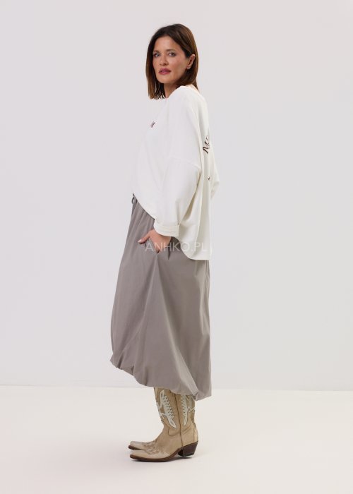 Biała bluzka damska oversize z długim rękawem, dekolt okrągły, minimalistyczny styl casual