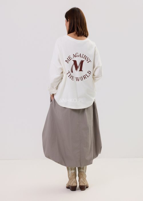 Biała bluzka damska oversize z długim rękawem, dekolt okrągły, minimalistyczny styl casual