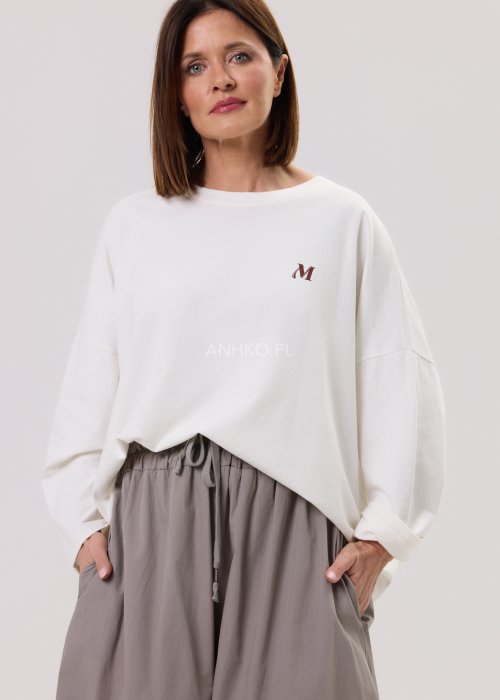 Biała bluzka damska oversize z długim rękawem, dekolt okrągły, minimalistyczny styl casual
