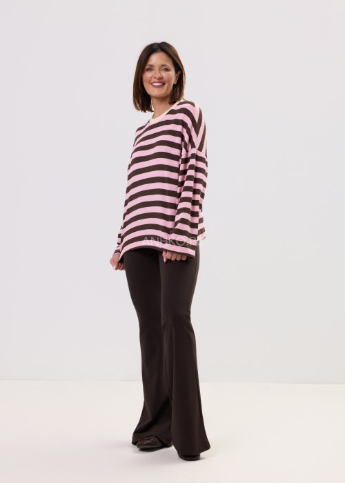 Damski sweter oversize w różowo-brązowe paski z długim rękawem i okrągłym dekoltem – luźny casualowy fason.