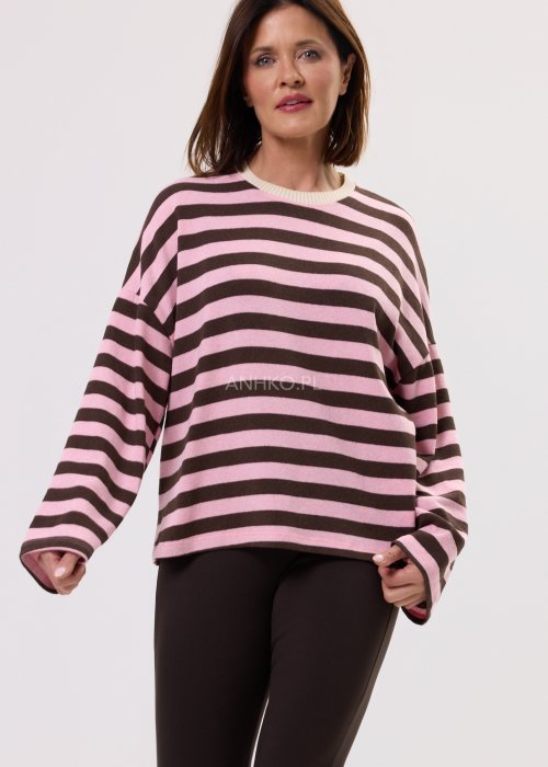 Damski sweter oversize w różowo-brązowe paski z długim rękawem i okrągłym dekoltem – luźny casualowy fason.
